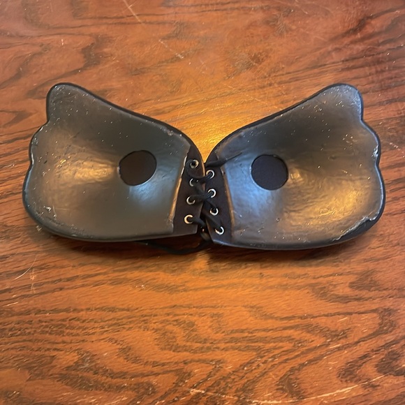 Black Clam Shell Strapless Bra - Picture 2 of 3